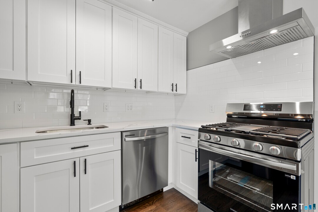 105 Richmond Hill Ave in Stamford, CT - Building Photo