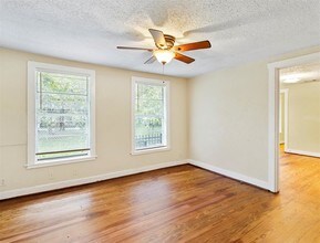 8206 Sandra St in Houston, TX - Foto de edificio - Building Photo