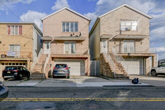 708 Garfield Ave, Unit # 2 in Jersey City, NJ - Foto de edificio - Building Photo