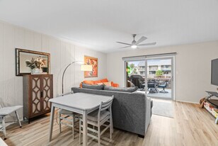 1902 Bayhouse Dr in Rockport, TX - Building Photo