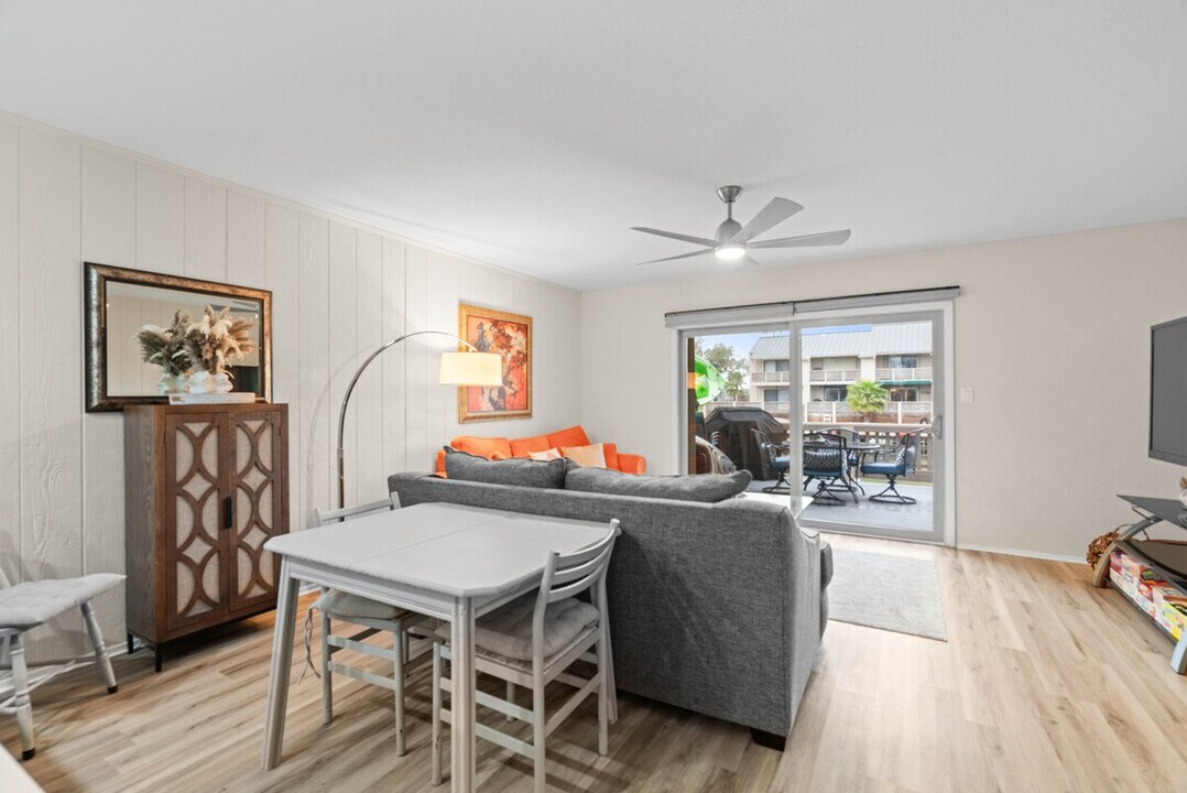 1902 Bayhouse Dr in Rockport, TX - Building Photo