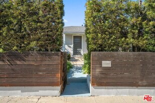 2939 Oakhurst Ave in Los Angeles, CA - Building Photo