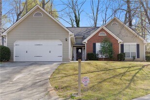 425 Hickory Glen Ln in Atlanta, GA - Building Photo