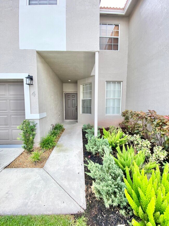 20950 Vía Azalea in Boca Raton, FL - Building Photo - Building Photo