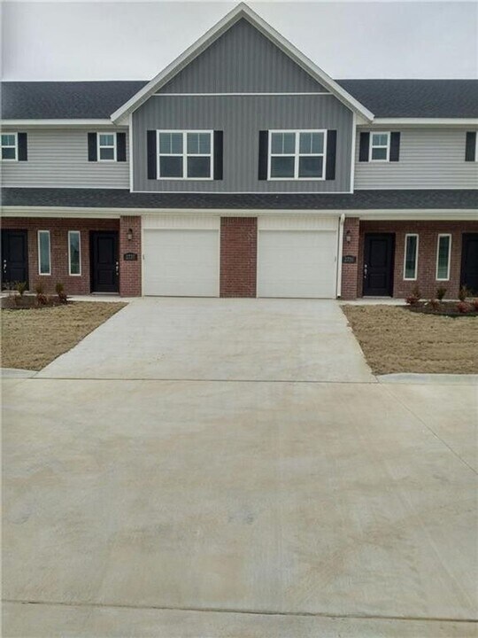 2761 W Kilimanjaro Way in Rogers, AR - Building Photo