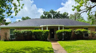 5455 Kuldell Dr in Houston, TX - Building Photo