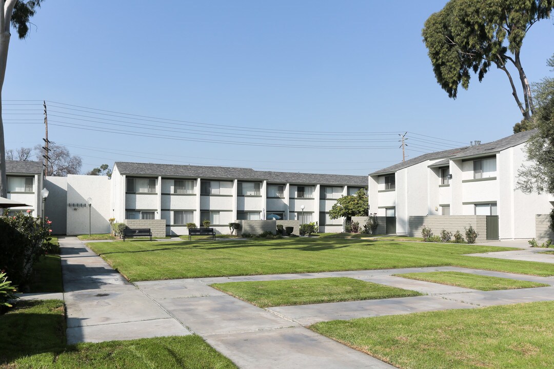 Placita Park in Santa Fe Springs, CA - Foto de edificio