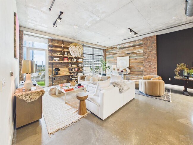 800 W 5th St in Austin, TX - Building Photo - Building Photo