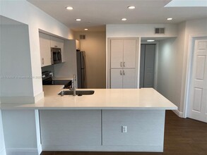 11177 SW 8th St in Pembroke Pines, FL - Foto de edificio - Building Photo