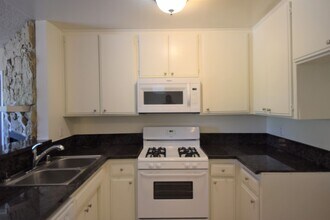 12249 Oxnard St, Unit 103 in Los Angeles, CA - Building Photo - Building Photo