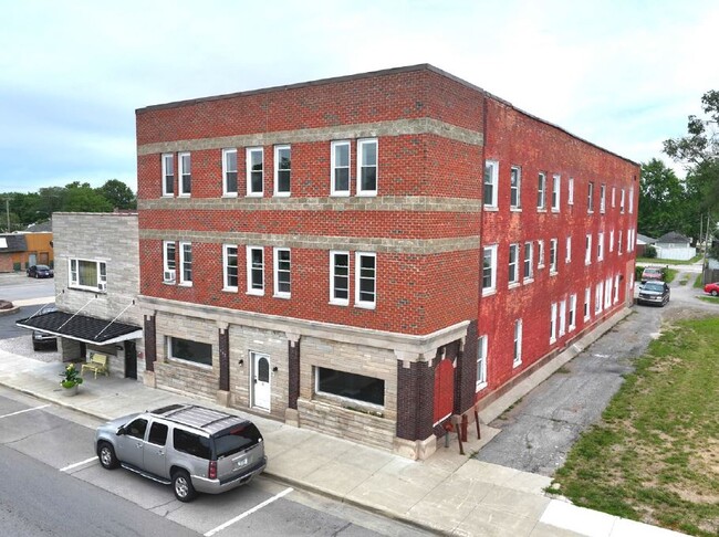 Broadway Efficiencies in Butler, IN - Foto de edificio - Building Photo