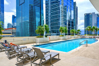 1200 Brickell Bay Dr in Miami, FL - Foto de edificio - Building Photo