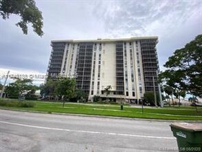 2500 NE 135th St, Unit # B1208 in North Miami, FL - Building Photo - Building Photo