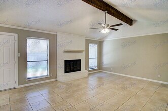 5917 Birchhill Rd in Watauga, TX - Foto de edificio - Building Photo