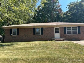 812 Springmont Dr in Hopkinsville, KY - Building Photo