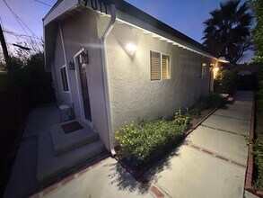 7011 Jumilla Ave, Unit Unit - B in Winnetka, CA - Building Photo - Building Photo