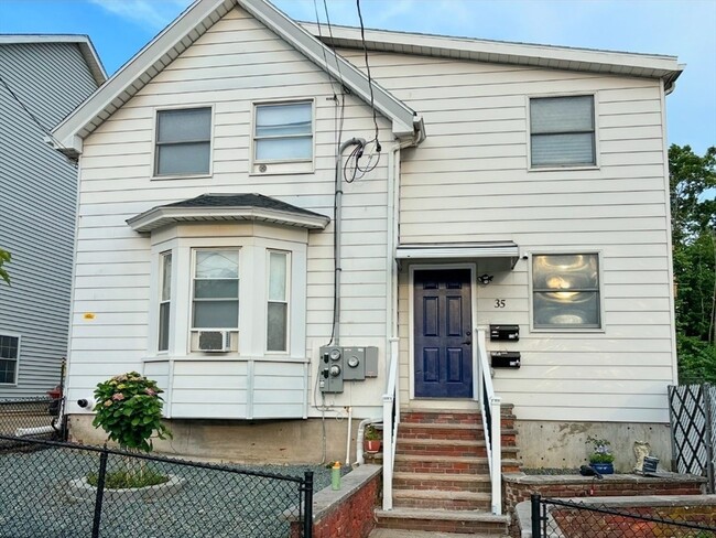 35 Hichborn St, Unit 1 in Revere, MA - Building Photo - Building Photo