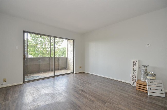 3045 Walnut Bend Ln photo'