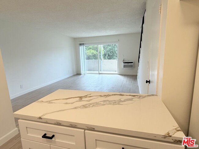 10840 Camarillo St in Los Angeles, CA - Building Photo - Building Photo