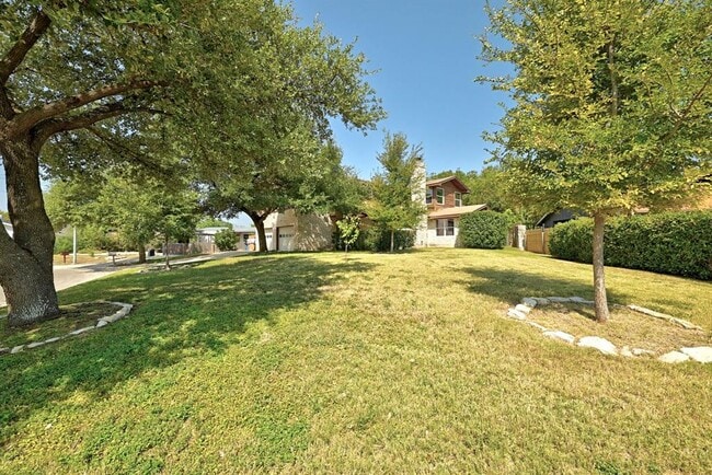 1904 Cedar Ridge Dr in Austin, TX - Building Photo - Building Photo