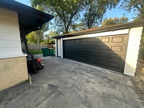 595 W Elk Grove Blvd in Elk Grove Village, IL - Building Photo - Building Photo