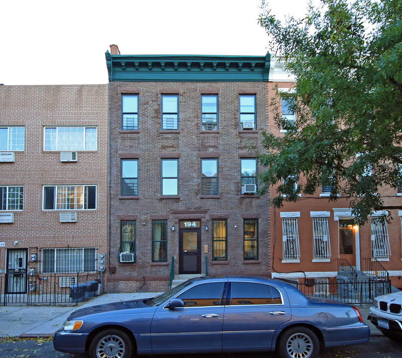 194 Eldert St in Brooklyn, NY - Building Photo