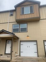 7857 28th St in White City, OR - Building Photo