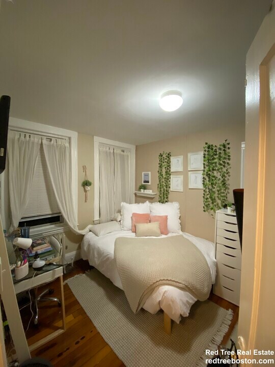232 Hanover St, Unit 3 in Boston, MA - Building Photo