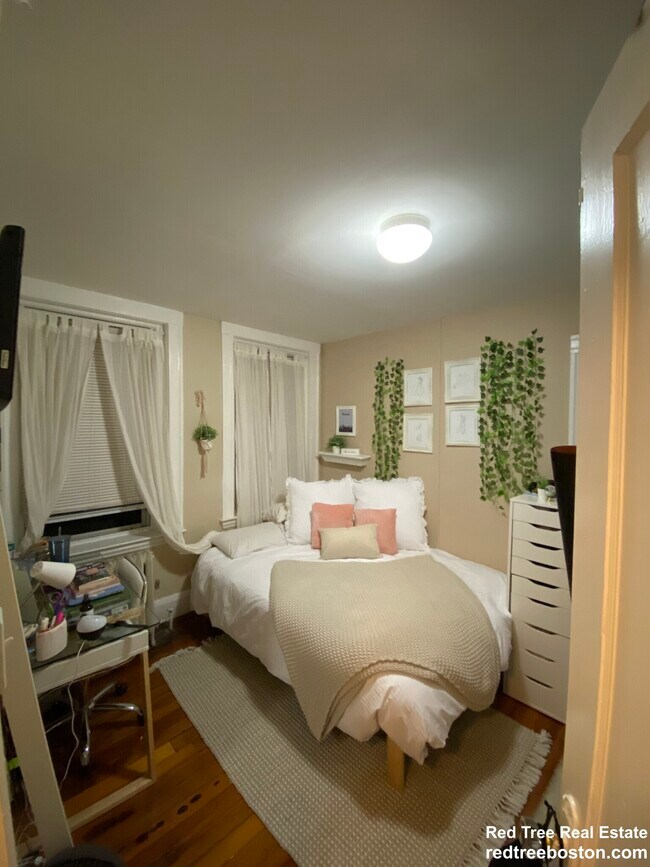 232 Hanover St, Unit 3