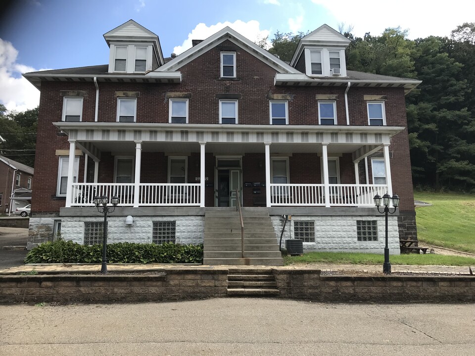 Fair Oaks Apartments in Ambridge, PA - Foto de edificio