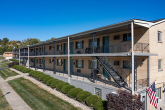 Powells Garden Apartments in Cincinnati, OH - Foto de edificio - Building Photo