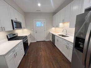 1250 W Eddy St, Unit 3 in Chicago, IL - Foto de edificio - Building Photo