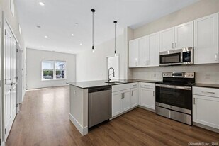 10 Willard Rd in Norwalk, CT - Building Photo