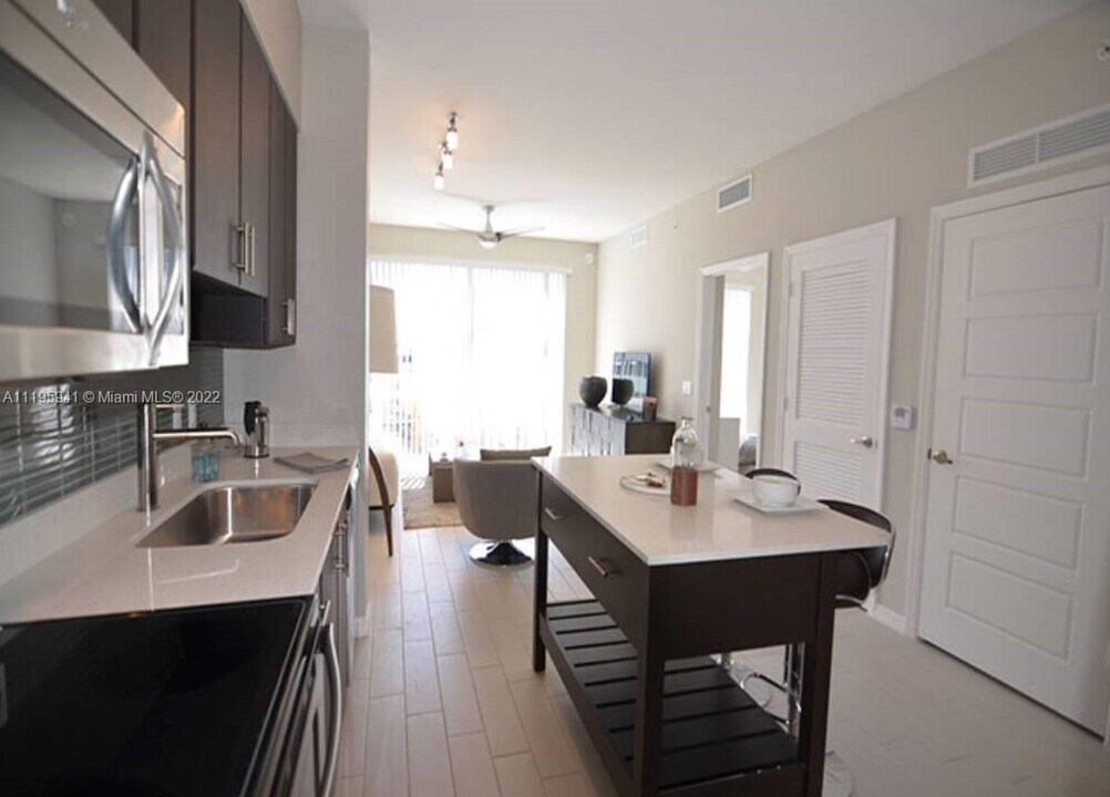 3737 Peacock Ave, Unit 702 in Miami, FL - Foto de edificio