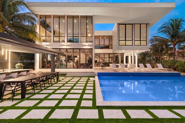 521 Holiday Dr in Hallandale Beach, FL - Building Photo - Building Photo