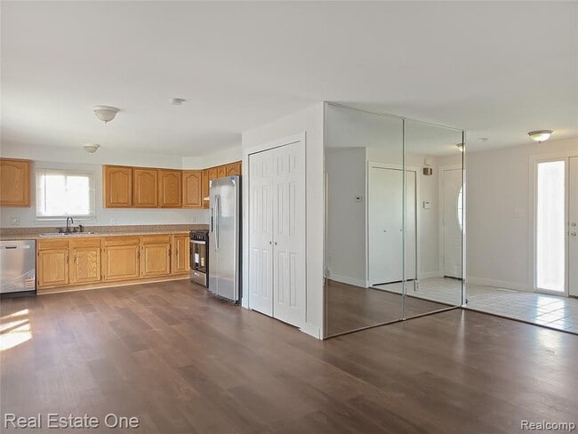 15760 Oakbrook St in Romulus, MI - Building Photo - Building Photo