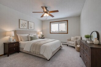 Queen Terrace Apartments in Richfield, MN - Building Photo - Building Photo