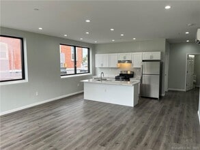 893 Main St in Manchester, CT - Building Photo - Building Photo