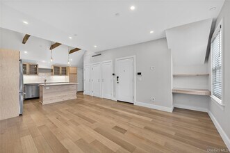 108 South St in Oyster Bay, NY - Foto de edificio - Building Photo