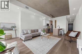 24 Augusta St in Hamilton, ON - Building Photo - Building Photo