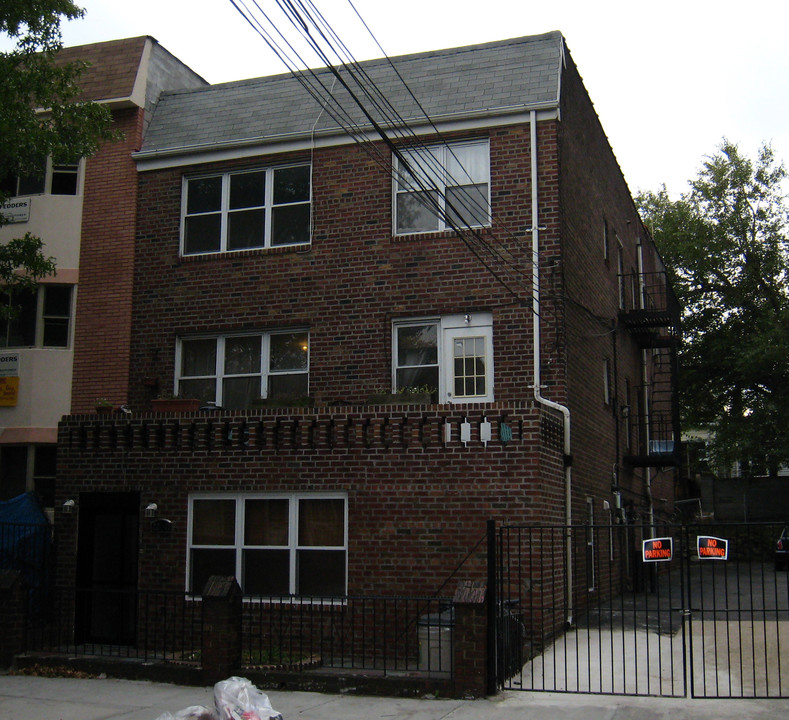 22-47 28th St in Long Island City, NY - Building Photo