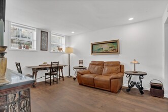 121 W Hall St in Savannah, GA - Foto de edificio - Building Photo