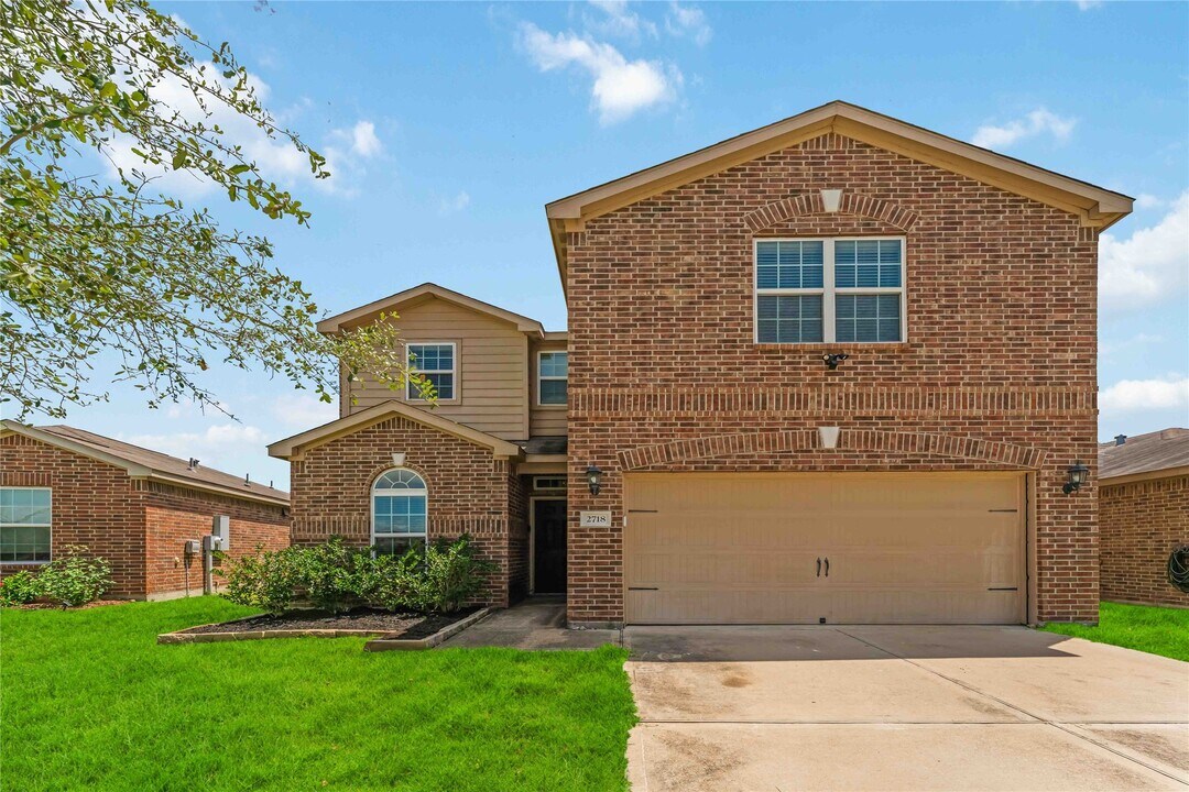 2718 Regatta Ln in Texas City, TX - Building Photo
