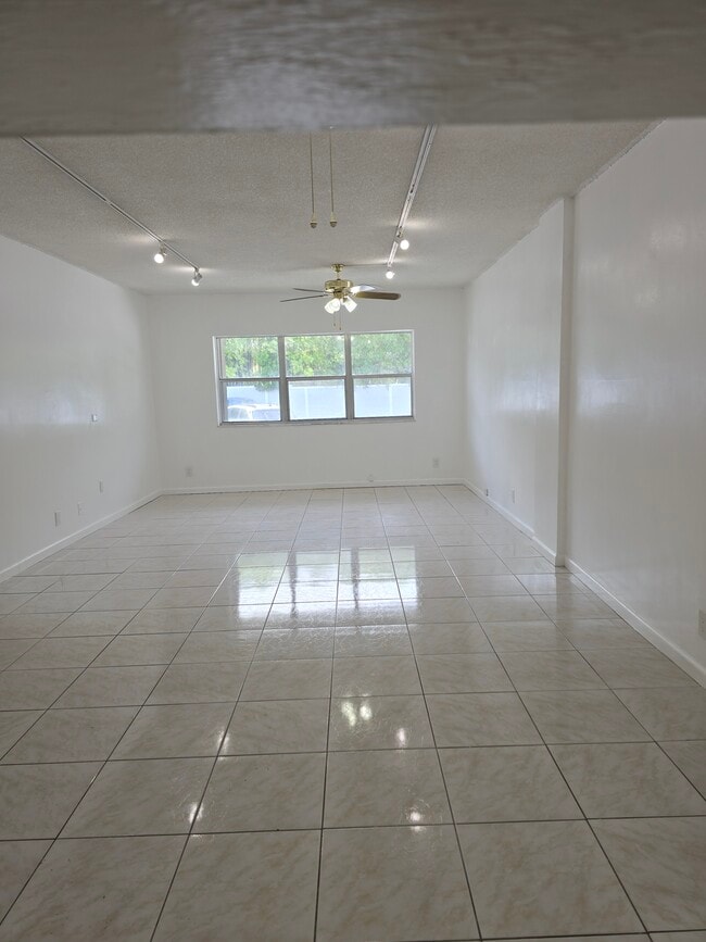 100 Edgewater Dr, Unit 116 in Coral Gables, FL - Building Photo - Building Photo