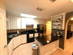 1803 W Bronze St, Unit 2 in Pharr, TX - Foto de edificio - Building Photo