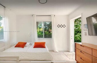 2230 NW 6th St in Miami, FL - Foto de edificio - Building Photo