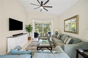 8228 Twelve Oaks Cir-Unit -324 in Naples, FL - Foto de edificio