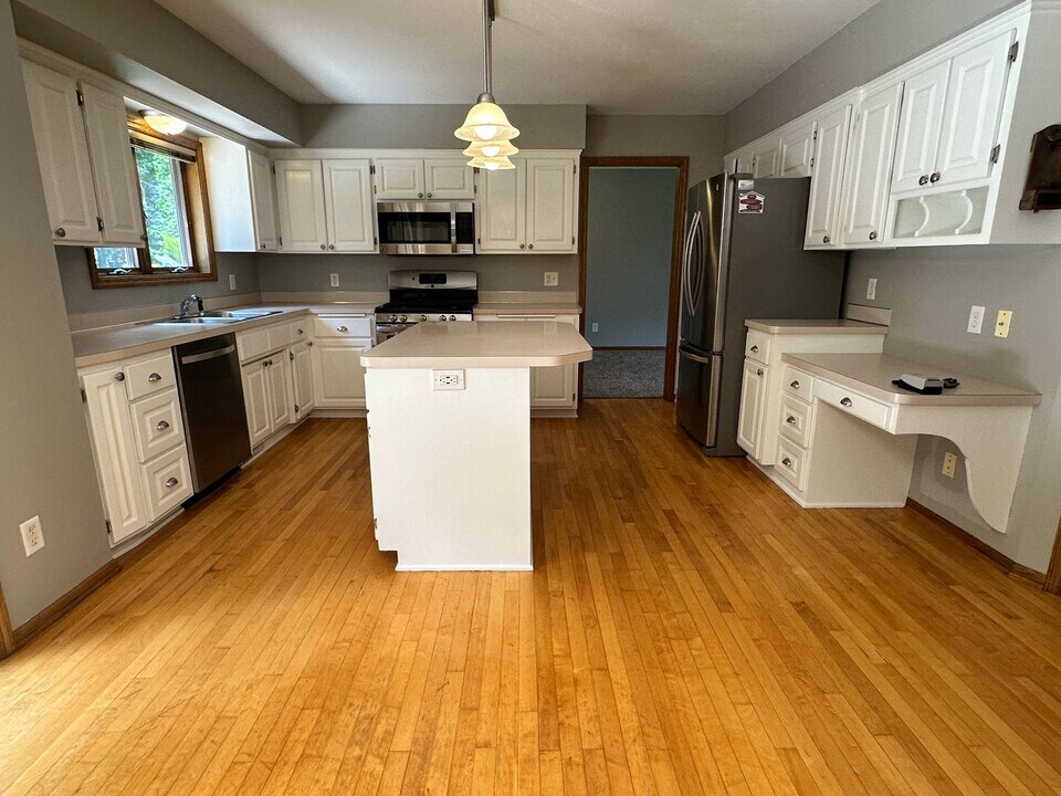 8265 Niagara Ln N in Maple Grove, MN - Building Photo