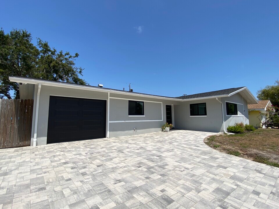 1346 Hill Dr in Largo, FL - Building Photo