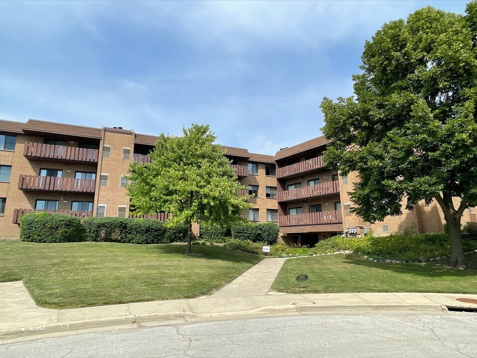 1755 Lake Cook Rd in Highland Park, IL - Building Photo